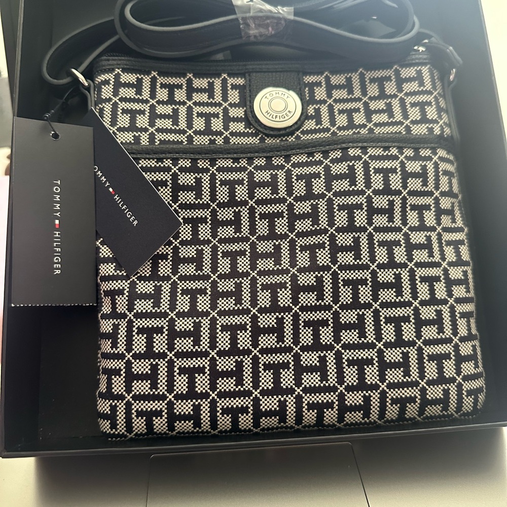 Tommy Hilfiger Cross Body Bag! 💼